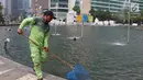 Petugas membersihkan kolam Patung Selamat Datang di kawasan Bundaran HI, Jakarta, Kamis (23/8). Pembersihan dilakukan dalam rangka perawatan rutin guna menjaga keindahan estetika kota. (Liputan6.com/Immanuel Antonius)