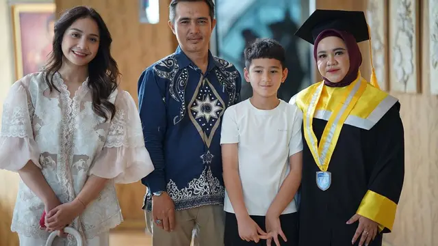 Mbak Lala Wisuda S1