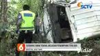 Bus wisatawan berisi 14 penumpang terjun ke dalam jurang. Kecelakaan tersebut terjadi sekitar pukul 14.00 WIB. Tepatnya di jalan atas rest area Lawu Green. Kecelakaan diduga akibat kelalaian pengendara serta rem blong.