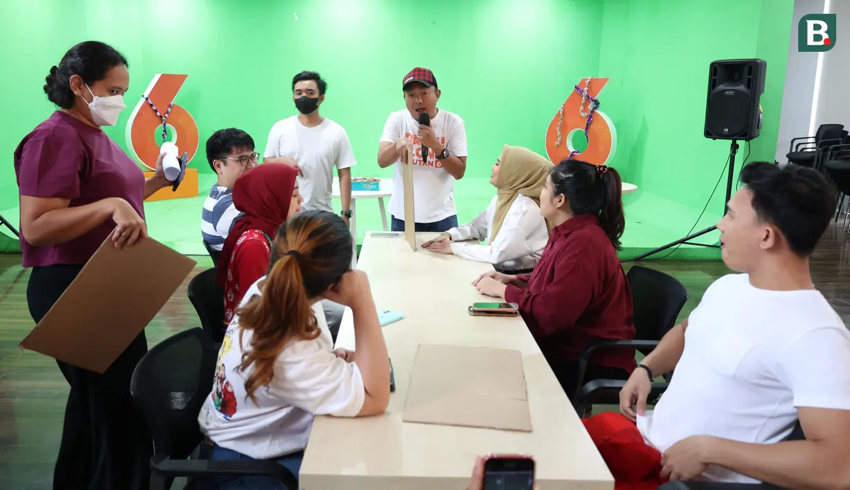 Karyawan KapanLagi Youniverse (KLY) saat mengikuti lomba pada perayaan HUT Kemerdekaan Republik Indonesia ke-78 di Kantor KLY Jakarta, Gondangdia, Jumat (18/8/2023). (Bola.com/M Iqbal Ichsan)