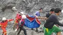 Para penyelamat mengangkut jasad seorang korban usai terjadinya insiden tanah longsor di lokasi penambangan batu giok di Hpakant, Negara Bagian Kachin, Myanmar (2/7/2020). Tanah longsor diakibatkan hujan monsun di Negara Bagian Kachin, Myanmar tersebut. (Xinhua/Departemen Pemadam Kebakaran Myanmar)