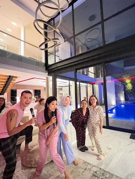 Penampilannya disempurnakan dengan pulasan makeup flawless dengan blush on dan lipstik nuansa pink yang segar. [@ titi_kamall]