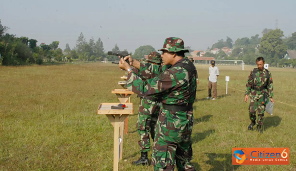Citizen6, Bandung: Para Perwira, Bintara dan Tamtama satuan Jajaran Kodam III/Siliwangi melaksanakan Latbakjatri di Lapangan Tembak Secaba Rindam III/Siliwangi Bihbul, Sindanglaya Kabupaten Bandung, Selasa (26/6). (Pengirim: Kodam3 Pendam).