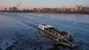 Sebuah kapal penumpang berlayar melewati aliran es di Sungai Han yang membeku di Seoul, Korea Selatan, Senin (25/1). Suhu terendah dalam 15 tahun terakhir terjadi di Seoul yaitu 18 derajat Celcius. (AFP PHOTO / Ed Jones)