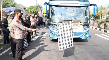 Kapolda Bali Lepas Rombongan Bus Mudik Gratis Dari Bali