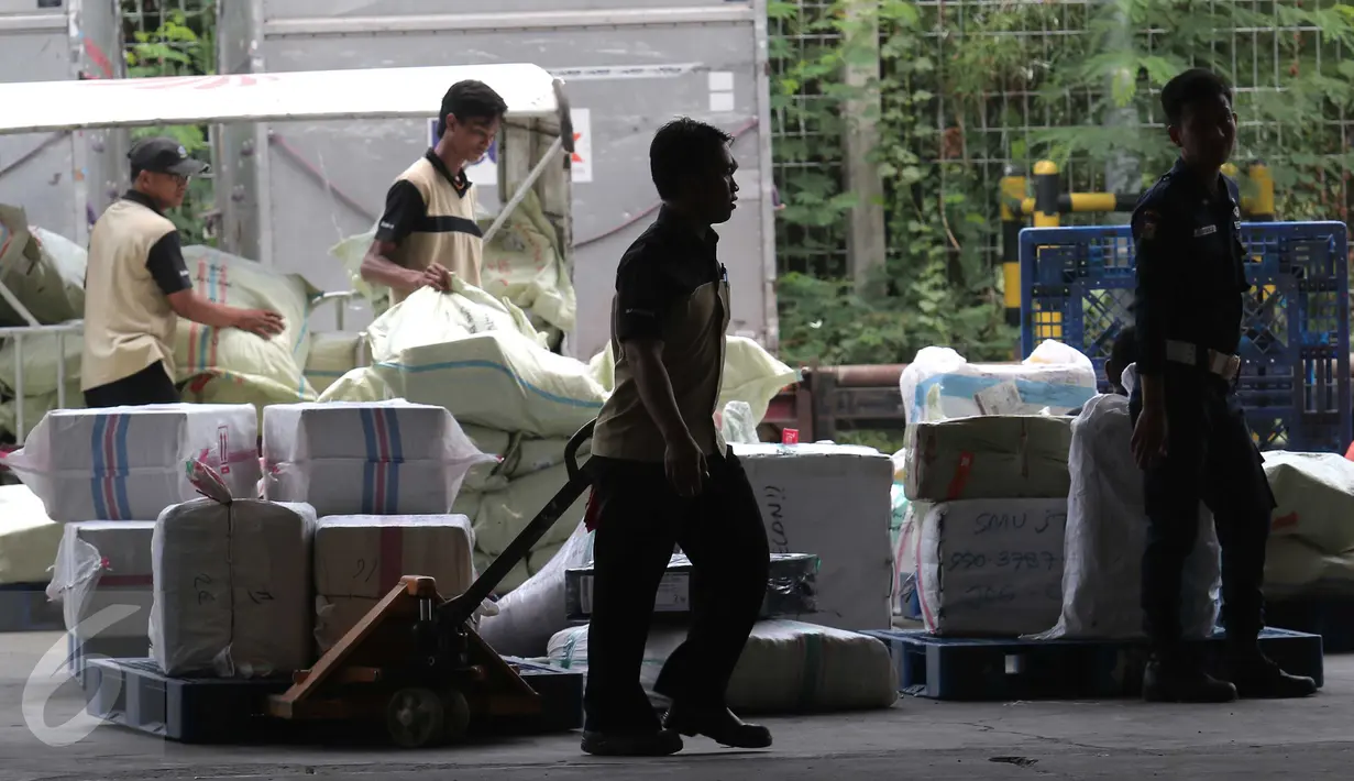 Pekerja tengah menata paket pengiriman barang di Bandara Soekarno Hatta, Tangerang, Jumat (13/11). PT Angkasa Pura II (Persero) akan membangun cargo village atau kawasan khusus kargo di dalam kompleks Bandara Soekarno-Hatta (Liputan6.com/Angga Yuniar)