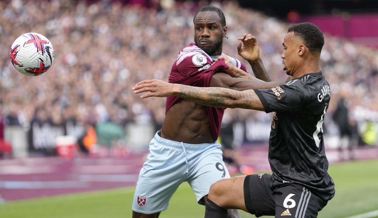 Striker West Ham United, Michail Antonio (kiri) berebut bola dengan bek Arsenal, Gabriel Magalhaes pada laga pekan ke-31 Liga Inggris 2022/2023 di London Stadium, London (17/4/2023). (AP Photo/Kirsty Wigglesworth)