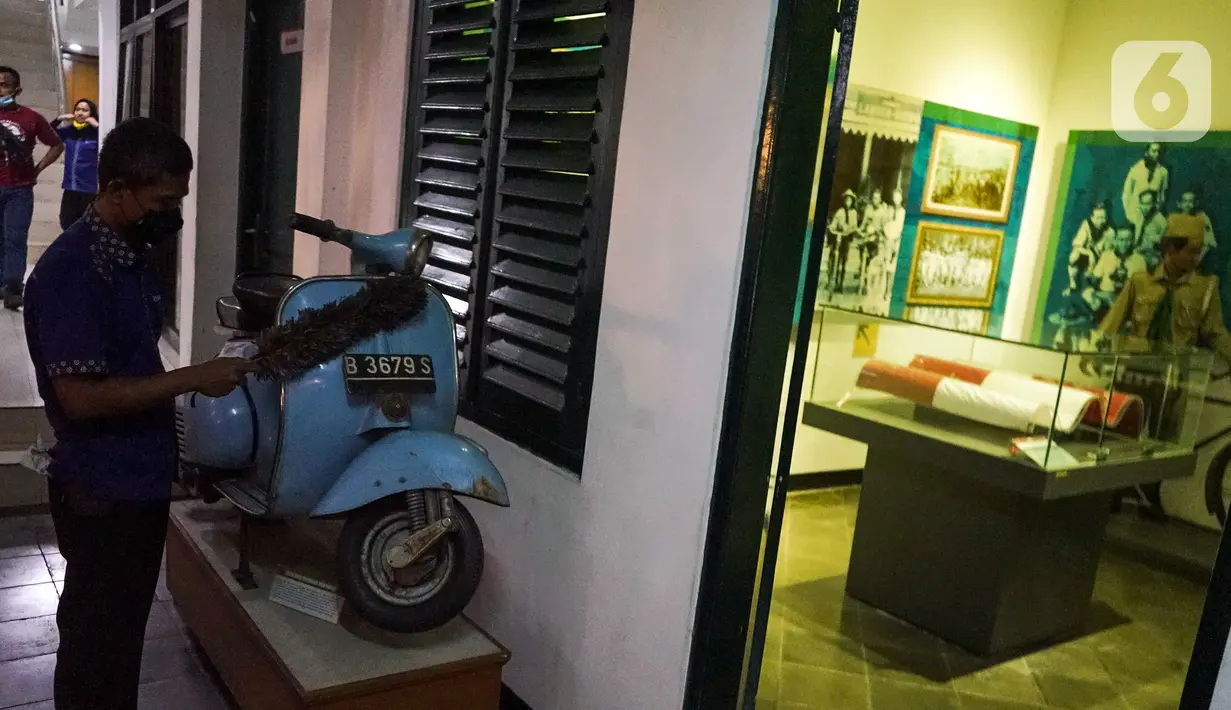 Petugas membersihkan sepeda motor di Museum Sumpah Pemuda, Jakarta, Rabu (27/10/2021). Museum Sumpah Pemuda memiliki koleksi foto dan benda-benda bersejarah dalam pergerakan nasional kepemudaan dan menjadi tonggak sejarah perjuangan kemerdekaan RI. (Liputan6.com/Faizal Fanani)