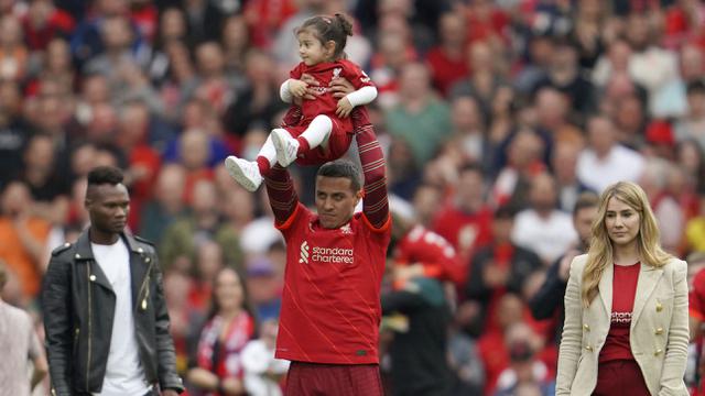 Foto: Momen Keluarga Jadi Pelipur Lara Kegagalan Liverpool Menjadi Juara Liga Inggris