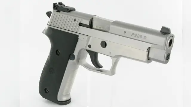Pistol produksi Sig Sauer (Wikimedia Commons)