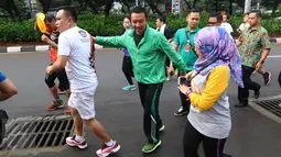 Menteri Pemuda dan Olahraga, Imam Nahrowi (tengah) lari bersama peserta lomba lari Ceria 5k di fx  Senayan, Jakarta, (21/5).Kegiatan tersebut mengusung tema Lari kebangkitan Indonesia Bangkit. (Liputan6.com/Fery Pradolo)