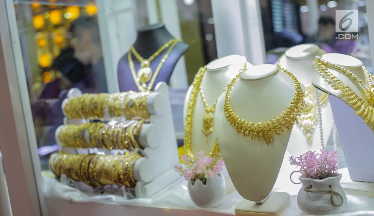 Koleksi perhiasan terlihat di salah satu stan pameran Jakarta Inernational Jewellery Fair 2019 di Jakarta, Kamis (4/4). Ajang Jakarta International Jewellery Fair 2019 diselenggarakan oleh Asosiasi Perhiasan Emas dan Permata Indonesia (APEPI) pada 4-7 April 2019 di JCC. (Liputan6.com/Faizal Fanani)