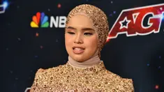 Putri Ariani tiba untuk siaran langsung pada acara semifinal America's Got Talent di Pasadena, California, Amerika Serikat, Selasa (5/9/2023). Putri Ariani tampil berbalut cape gown bernuansa beige yang didominasi sentuhan payet. (Photo by Jordan Strauss/Invision/AP)