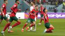 Bek Maroko, Achraf Dari (kanan) berselebrasi usai mencetek gol ke gawang Maroko selama pertandingan playoff perebutan juara ketiga Piala Dunia 2022 di Khalifa International Stadium di Doha, Qatar, Sabtu (17/12/2022). Kroasia meraih juara ketiga Piala Dunia 2022 usai menang 2-1 atas Maroko. (AP Photo/Andre Penner)