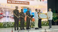 BPA Kejagung mengembalikan dana senilai Rp 229,4 miliar kepada korban kasus penggelapan dana nasabah Koperasi Simpan Pinjam (KSP) Indosurya. (Liputan6.com/Devira Prastiwi)