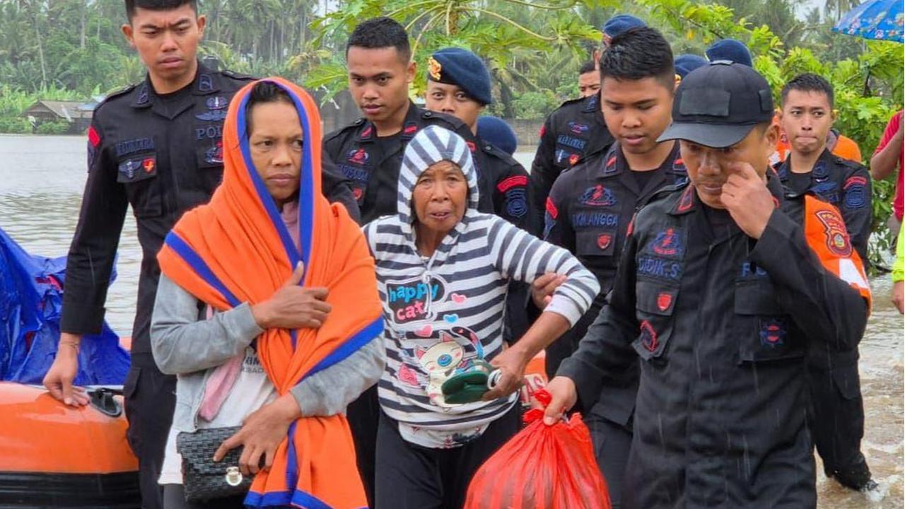 FOTO: Aksi Sigap Brimob Polda Bali Saat Evakuasi Korban Banjir Bali