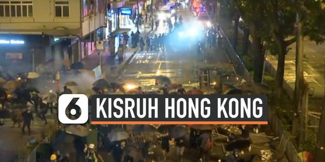 VIDEO: Hong Kong Ricuh, Demonstran Bakar Pagar Kampus