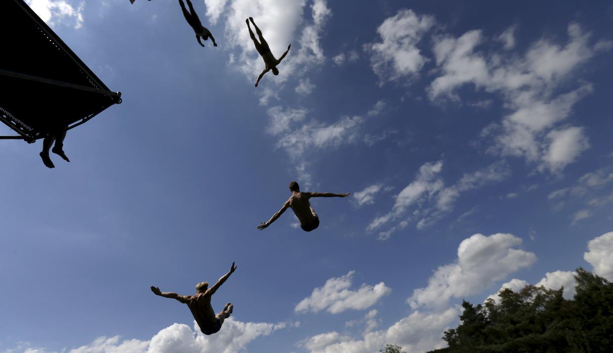 Para peloncat indah beraksi dalam loncat indah tebing di Hrimezdice, Republik Ceska. (31/7/2015).  (Reuters/David W Cerny)