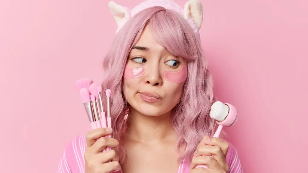 Douyin makeup menitikberatkan pada kesan kulit yang halus tanpa cela, mata yang tampak besar dan berkilau, pipi merona segar, serta bibir yang tampak penuh dan juicy.  (foto/dok: freepik/wayhomestudio)
