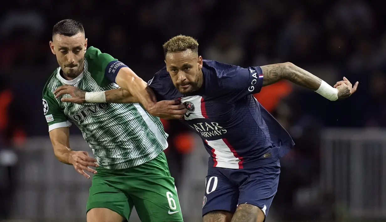 Penyerang Paris Saint Germain (PSG) Neymar berebut bola dengan gelandang Maccabi Haifa, Neta Lavi pada matchday kelima Grup H Liga Champions 2022/23 di Parc des Princes, Rabu (26/10/2022) dinihari WIB. Di sisi lain, Maccabi menduduki peringkat keempat dengan poin 3. (AP Photo/Christophe Ena)