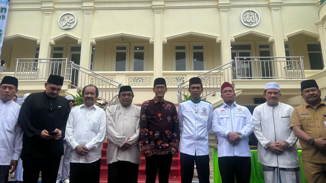 Ketua Umum DPP Front Pemuda Muslim Maluku (FPMM), Umar Ohoitenan atau Umar Kei, meresmikan Masjid Ar-Romlah yang berdiri di sekitar kediamannya, Pondok Gede, Kota Bekasi, Jawa Barat, Selasa (6/12/2022)