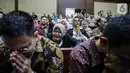 Kerabat dan kolega terdakwa kasus dugaan suap proyek PLTU Riau-1 Sofyan Basir menangis saat pembacaan putusan dalam sidang di di Pengadilan Tipikor, Jakarta, Senin (4/11/2019). Mantan Dirut PT PLN Sofyan Basir divonis bebas karena dinilai tidak terbukti bersalah. (Liputan6.com/Faizal Fanani)