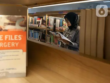 Pengunjung membaca salah satu koleksi buku di Perpustakaan Jakarta dan Pusat Dokumentasi Sastra HB Jassin di Pusat Kesenian Jakarta, Taman Ismail Marzuki, Sabtu (17/5/2025). (Liputan6.com/Herman Zakharia)