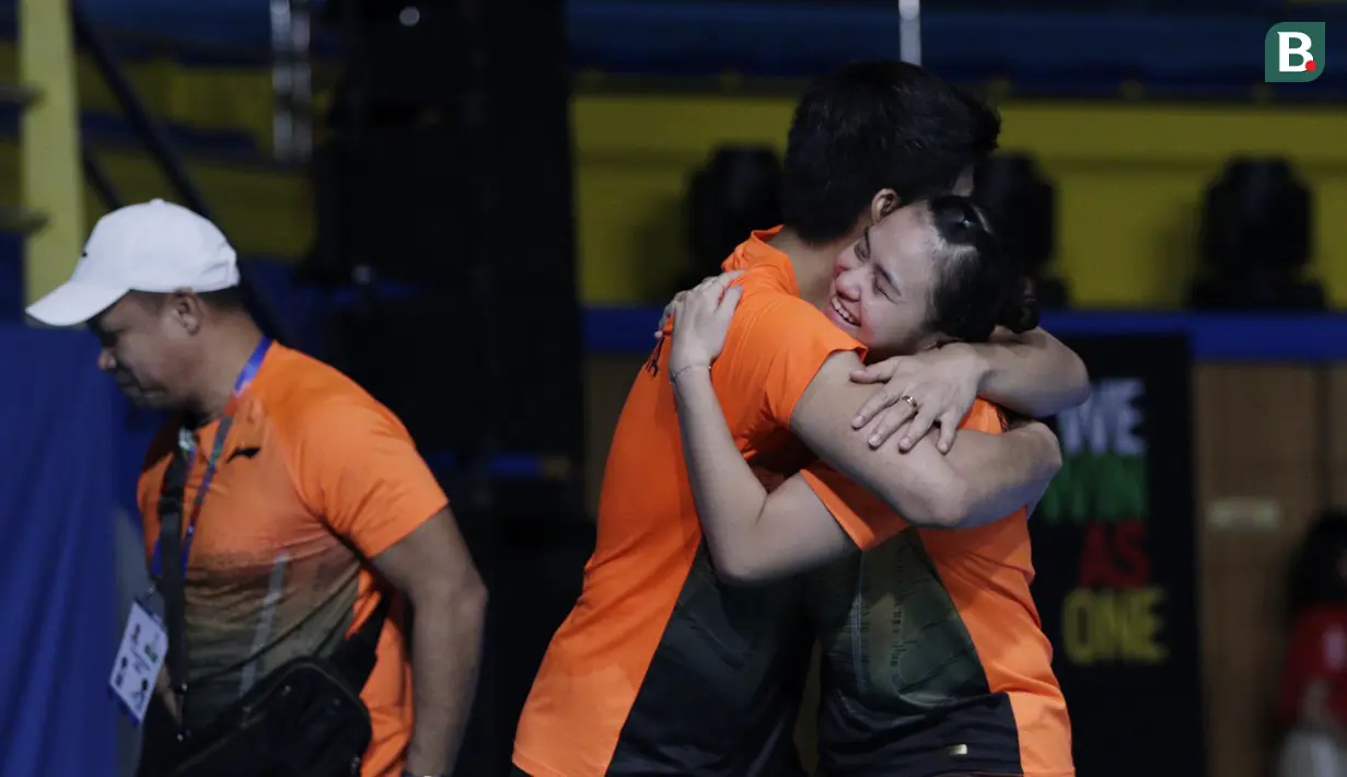 Ganda campuran, Praveen Jordan / Melati Daeva, merayakan kemenangan atas ganda Malaysia, Goh Soon Huat / Lai Shevon pada laga final SEA Games 2019 di Multinlupa Sports Complex, Senin (9/12). Praveen / Melati menang 21-19, 12-21 dan 23-21. (Bola.com/M Iqbal Ichsan)