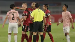 Pemain Bali United, Leonard Tupamahu melakukan protes kepada wasit dalam pertandingan pembukaan BRI Liga 1 2021/2022 antara Bali United melawan Persik Kediri di Stadion Utama Gelora Bung Karno, Jumat (27/8/2021). (Foto: Bola.com/Ikhwan Yanuar)