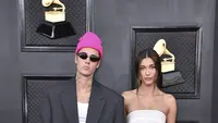 Justin Bieber dan Hailey Baldwin di karpet merah Grammy Awards 2022. (dok. Jordan Strauss/Invision/AP)