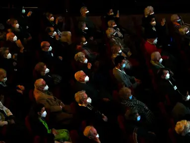 Para lansia penghuni panti jompo yang telah menerima vaksin virus corona COVID-19 menyaksikan pertunjukan di EDP Gran Via Theatre, Madrid, Spanyol, 24 Februari 2021. Pandemi COVID-19 di Spanyol mencatatkan kematian sekitar 68.000 orang dari lebih dari 3,1 juta kasus. (GABRIEL BOUYS/AFP)