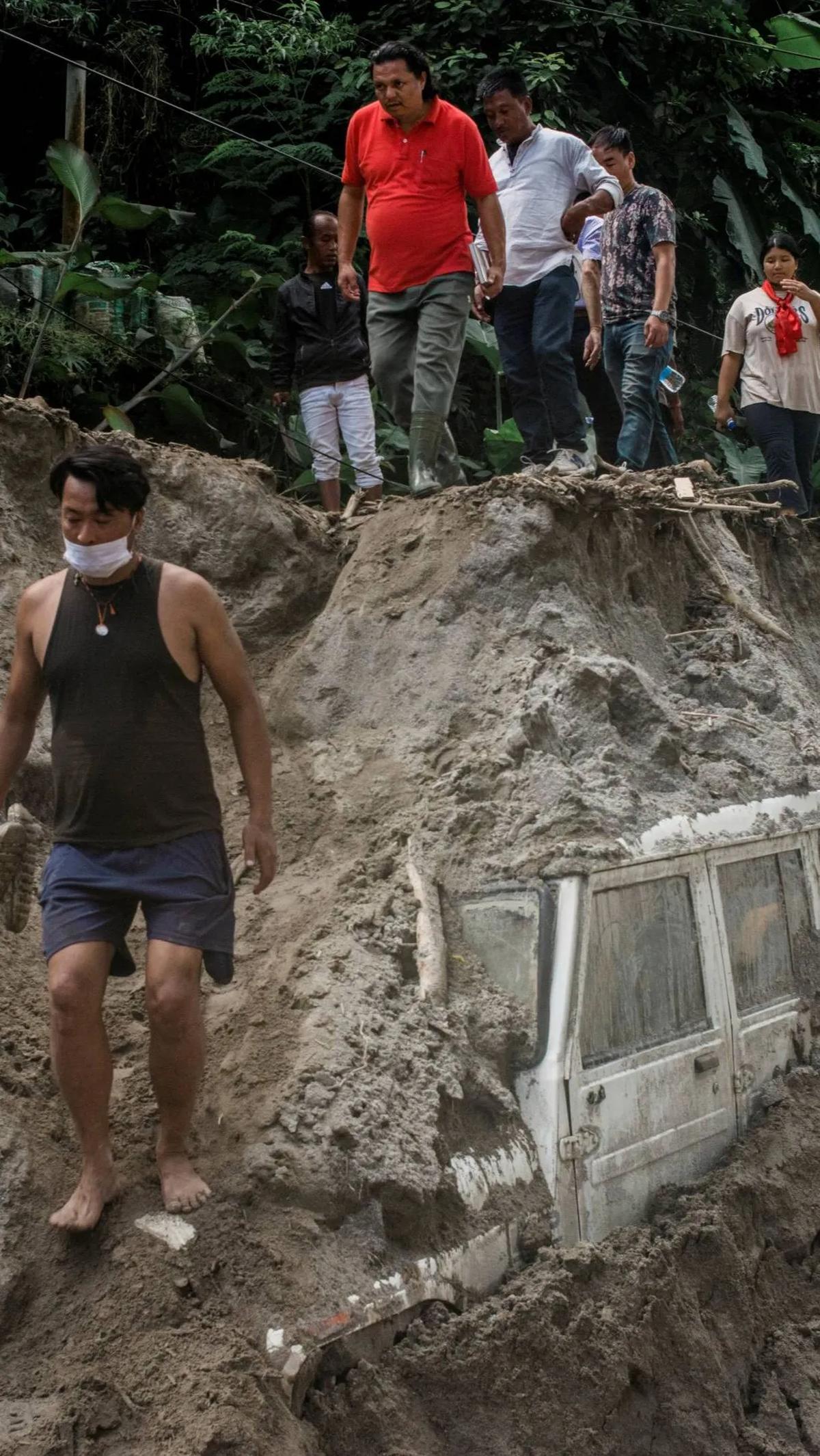 "Sekarang saya hanya bisa melihat lantai pertama rumah kami yang dipenuhi pasir, semuanya terendam.” ujarnya.<br>