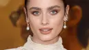 <p>Taylor Hill menghadiri pemutaran perdana film "Babylon" di Academy Museum of Motion Pictures, Los Angeles, California, Amerika Serikat, 15 Desember 2022. Penata rias Virginia Young menyapu alis lebat Hill ke atas dan mengaplikasikan matanya yang berwarna perunggu. (Frazer Harrison/Getty Images/AFP)</p>