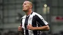 West Bromwich's Roman Bednar reacts after coming close to scoring during their Premiership mtach against Hull at home to West Bromwich at The Hawthorns stadium on October 25, 2008. AFP PHOTO/Carl de Souza