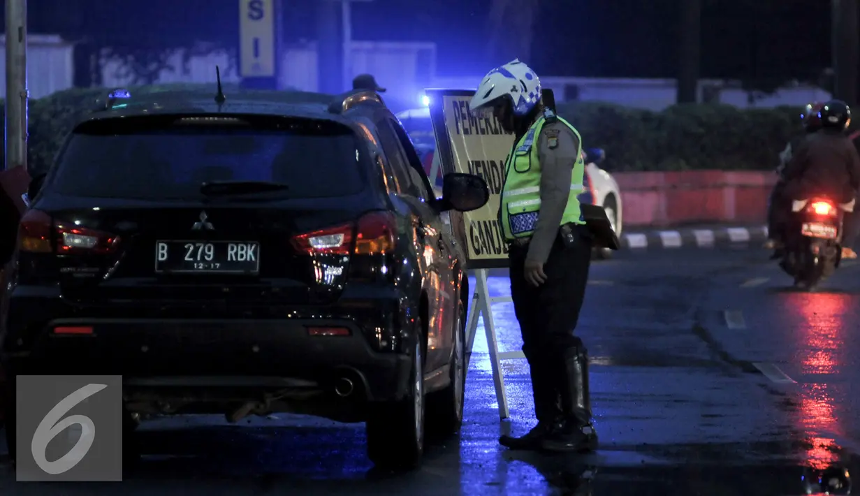 Petugas Kepolisian memberhentikan mobil yang melanggar aturan ganjil genap di Bundaran HI, Jakarta, Selasa (30/8). Sejumlah kendaraan masih didapati melanggar aturan ganjil genap yang telah resmi diberlakukan. (Liputan6.com/Yoppy Renato)