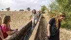 Warga Israel bermain air di sebuah kanal kecil di Desa Al-Auja selama perayaan keagamaan Yahudi dalam Festival Sukkot di Tepi Barat (17/10/2019). Festival Yahudi di Sukkot memperingati pengembaraan padang pasir alkitabiah orang Israel setelah eksodus mereka dari Mesir. (AFP Photo/Menahem Kahana)