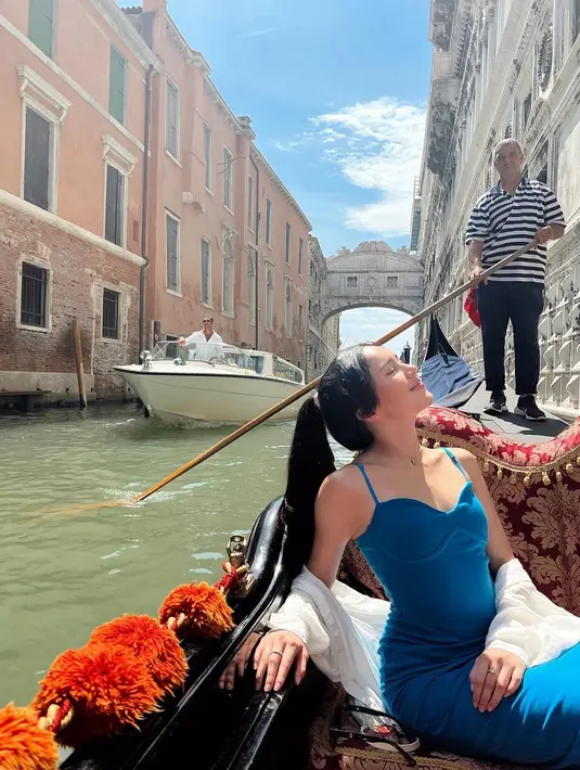 Beby Tsabina berpose di atas gondola saat menggilingi sungai venesia di Italia. Beby Tsabina sendiri memang dikenal sebagai salah satu artis yang terlihat fashionable dan kekinian. (Instagram/bebytsabina)