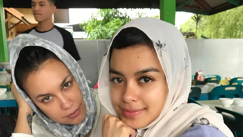 6 Potret Cantik Sophia Latjuba saat Pakai Hijab Ini Bikin Pangling