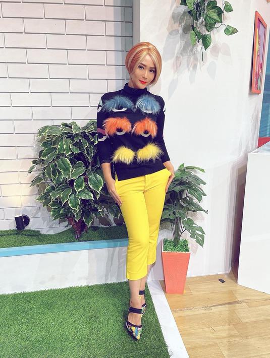 “Banyak ilmu yang kudapat dari sesepuh dan orang2 hebat yang dengan tulus mengarahkan diriku.. dengan wejangan2 serta ilmu yg bisa membuatku bisa seperti sekarang ini,” urai bintang sinetron Kenapa Harus Inul. Setelahnya Inul Daratista menyorot dampak lingkungan dan pergaulan. Salah gaul bisa bikin seniman berbakat besar terjerumus dan karier redup. (Foto: Dok. Instagram @inul.d)