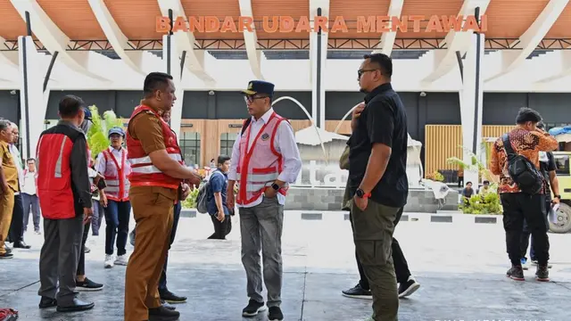 Menteri Perhubungan (Menhub) Budi Karya Sumadi meninjau kesiapan Bandar Udara Mentawai, Selasa (24/10/2023). Bandara Mentawai akan diresmikan Presiden Joko Widodo  Rabu besok. (Dok Kemenhub)
