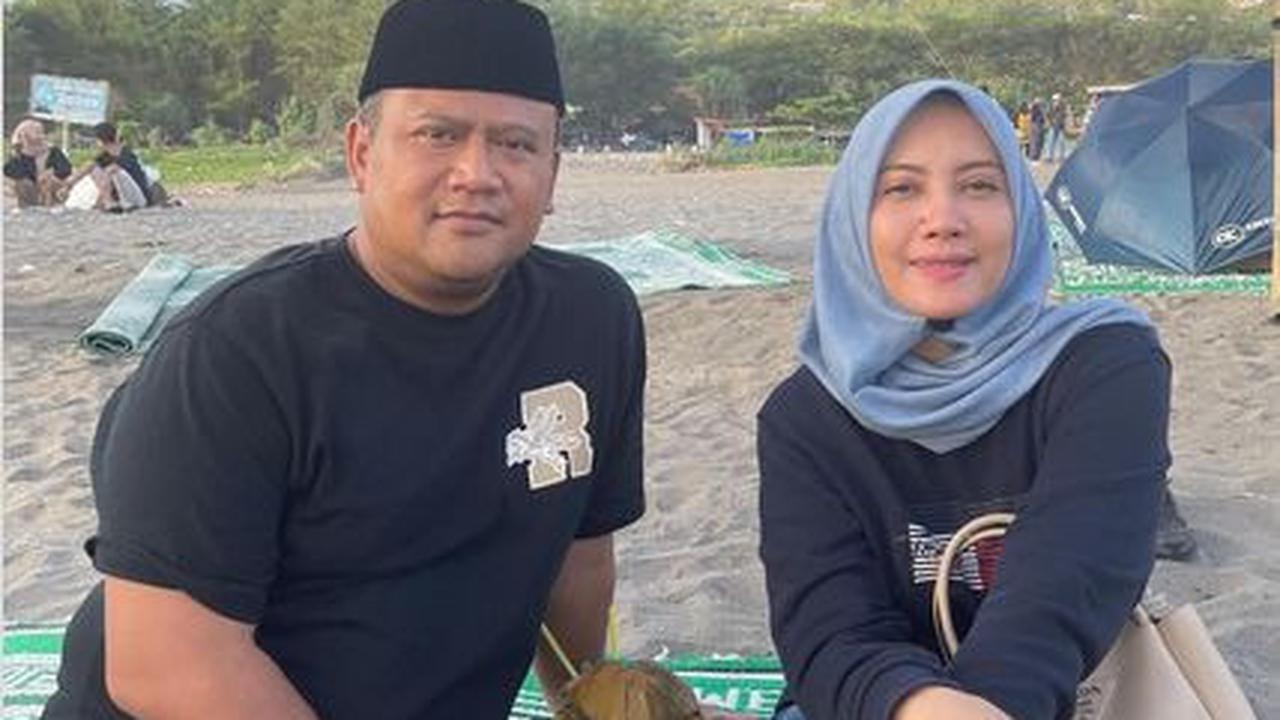 Jenderal bintang satu itu nampak berpenampilan santai menggunakan kaos hitam dan peci.
