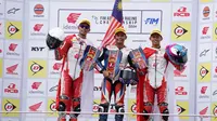 M. Adenanta Putra dan Veda Ega Pratama pada podium Race 2 kelas Supersport 600 ajang ARRC Sepang 2024. (PT Astra Honda Motor)