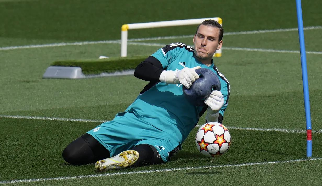 <p>Kiper Real Madrid Andriy Lunin berlatih selama sesi latihan menjelang pertandingan final Liga Champions di Ciudad Real Madrid di Valdebebas, Selasa (24/5/2022). Big match antara Liverpool dan Real Madrid akan tersaji di final Liga Champions 2021-2022 di Stade de France, Paris pada Minggu, 29 Mei dini hari WIB. (AP Photo/Manu Fernandez)</p>