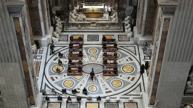 FOTO: Basilika Santo Petrus di Vatikan Kembali Dibuka