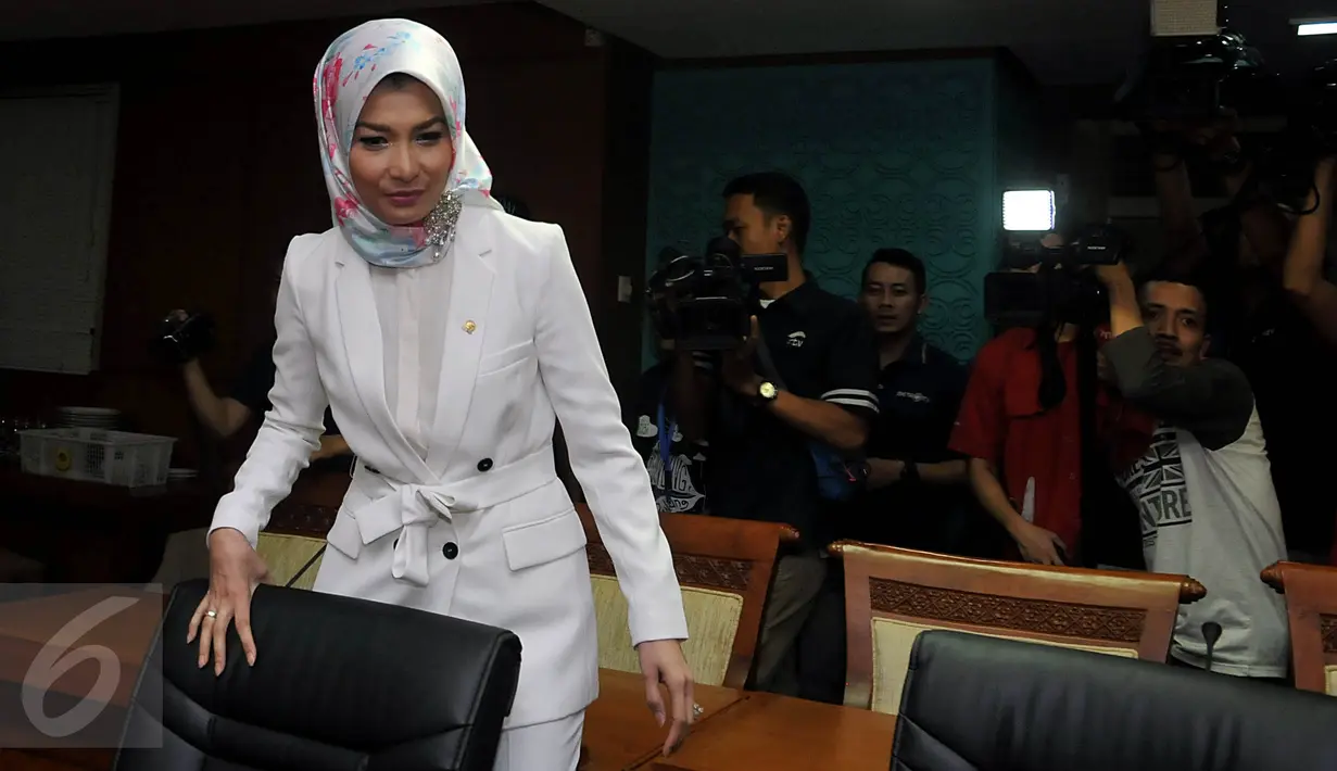 Aktris yang merupakan anggota DPR F-PKB Arzetti Bilbina bersiap menjalani sidang kode etik di Mahkamah Kehormatan Dewan, Jakarta, Selasa (24/11). Sidang ini terkait kasus penggerebekannya dengan Dandim Sidoarjo di hotel Malang. (Liputan6.com/Johan Tallo)