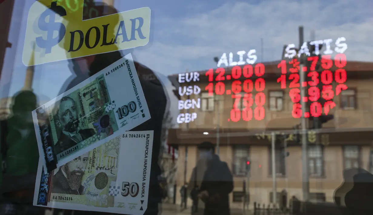 Turis Bulgaria menukar mata uang Lira Turki di kantor pertukaran di Edirne, dekat perbatasan Bulgaria, pada 24 Desember 2021. Pemberhentian pertama mereka adalah penukaran mata uang, kemudian pasar dan toko kelontong untuk membeli bahan makanan hingga perlengkapan kebersihan. (AP Photo/Emrah Gurel)