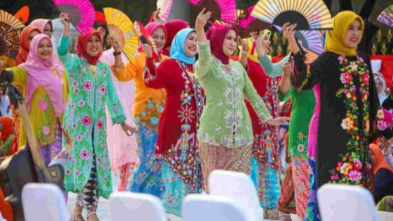 Terdapat pula event peragaan busana pada kegiatan Istana Berkebaya yang diikuti oleh para menteri perempuan hingga istri menteri, istri para duta besar, pejabat dan pegawai di lingkungan Sekretariat Negara serta Sekretariat Kabinet.