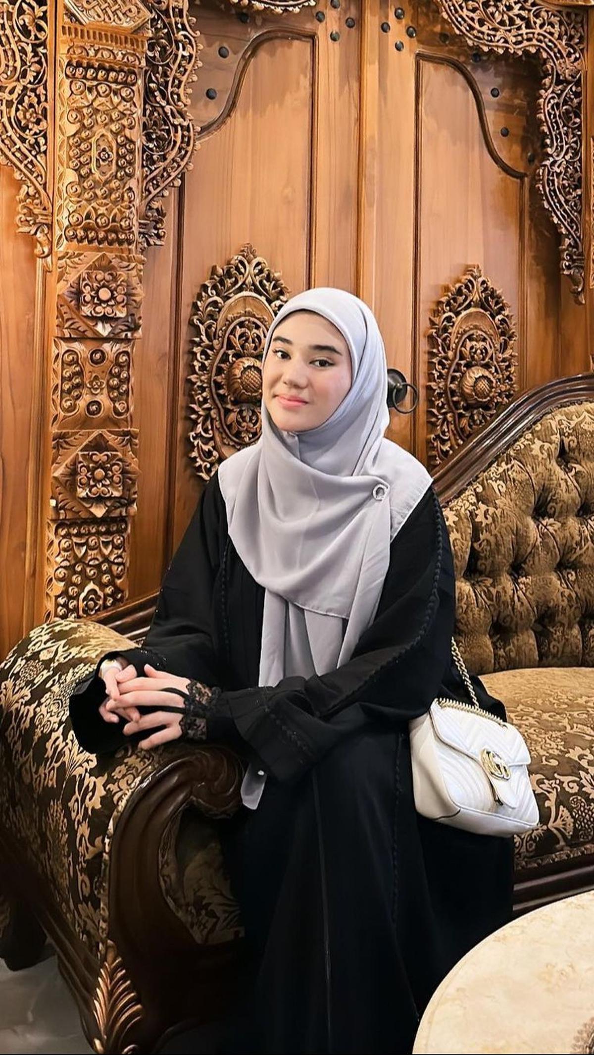 Potret Anggun dan Cantik Clara Shinta
