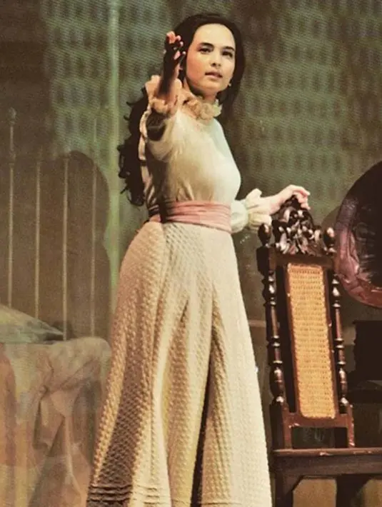 "Aku pribadi senang banget sama teater dari kecil. Teater itu bagian dari hidup aku, jadi sangat exited. Pengorbanan dalam waktu dan energi juga. Bagaimana kita menjiwai, dan belajar karakter baru,” ujar Chelsea Islan. (Instagram/chelseaislan)