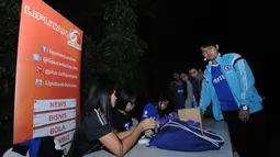 Sejumlah supporter yang tergabung dalam CISC Bekasi bersiap mengikuti acara nonton bola seru Chelsea vs Liverpool di Alibaba Futsal, Bekasi, Minggu (10/5/2015). Laga antara Chelsea dan Liverpool berakhir imbang. (Liputan6.com/Helmi Fithriansyah)